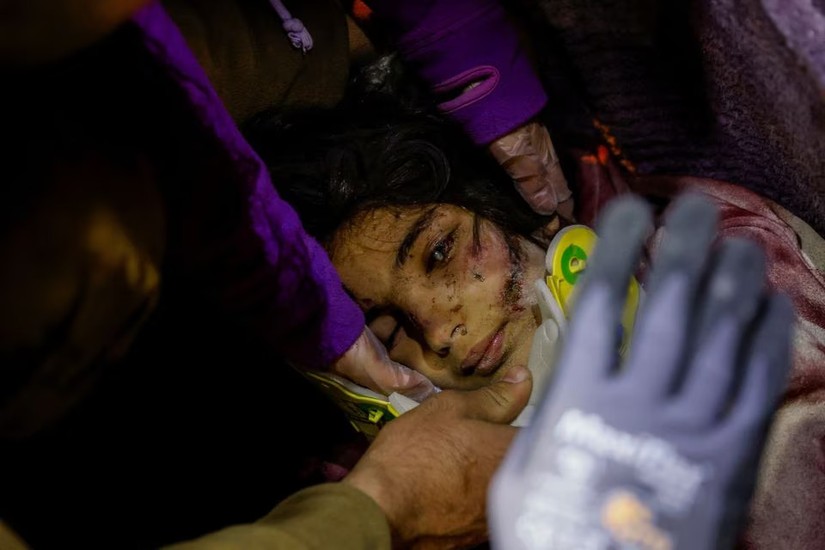 Một em nhỏ 11 tuổi được giải cứu tại Hatay, Thổ Nhĩ Kỳ ngày 12/2. Ảnh: Reuters