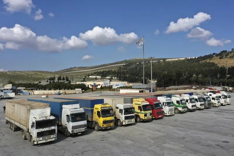 Xe tải chở hàng viện trợ nhân đạo của Liên Hợp Quốc tại Idlib, Syria. Ảnh: AP