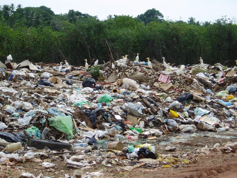 Bãi rác chứa đầy rác thải nhựa tại Hikkaduwa, Sri Lanka. Ảnh: IUCN Sri Lanka