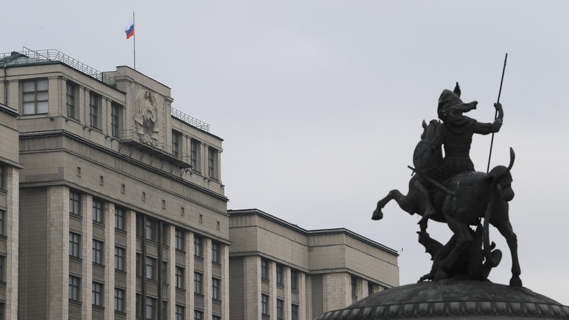 Bức tượng George the Victorious trước tòa nhà Duma Quốc gia Liên bang Nga. Ảnh: Sputnik