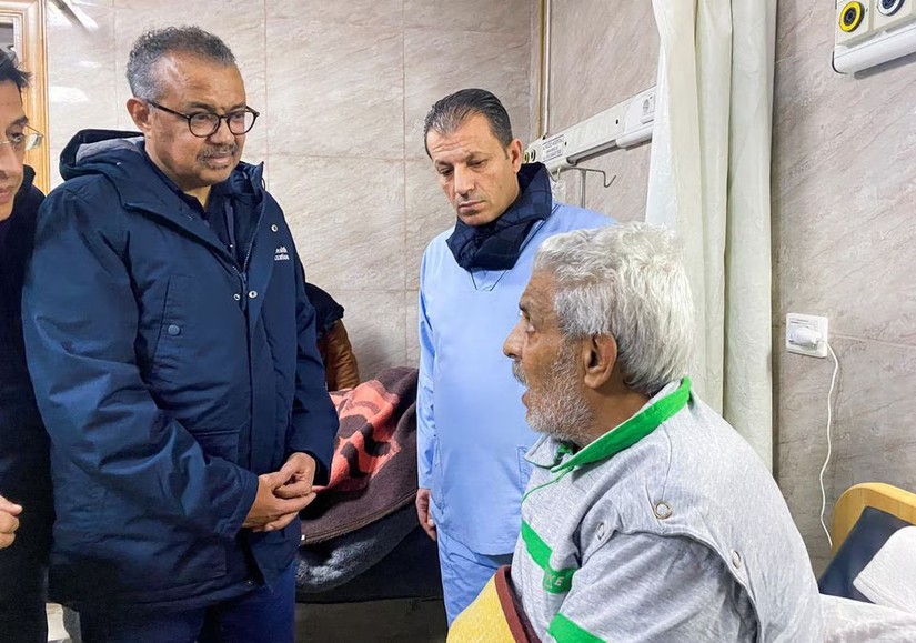 Tiến sĩ Tedros Adhanom Ghebreyesus, người đứng đầu Tổ chức Y tế Thế giới (WHO) trong một chuyến thăm những người sống sót sau trận động đất tại một bệnh viện ở Aleppo, Syria. Ảnh: Reuters