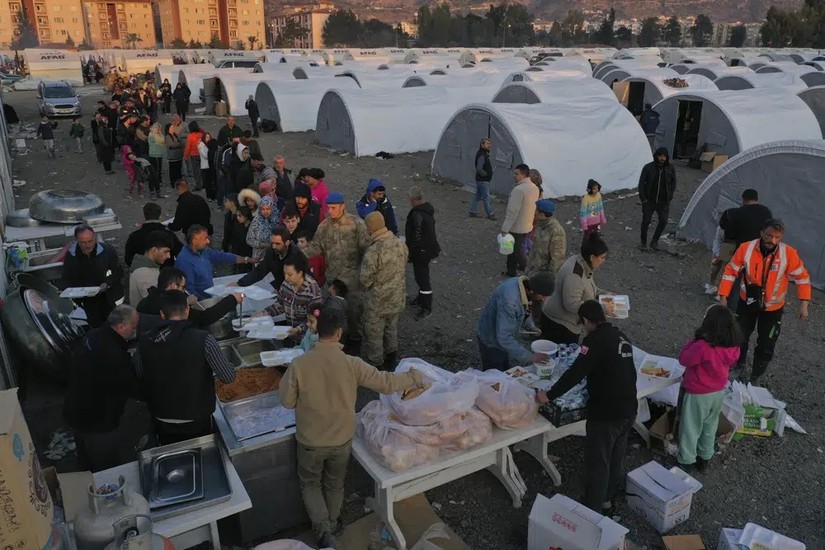 Khu vực trú ẩn tạm thời của người dân tại thành phố Iskenderun, Thổ Nhĩ Kỳ. Ảnh: AP