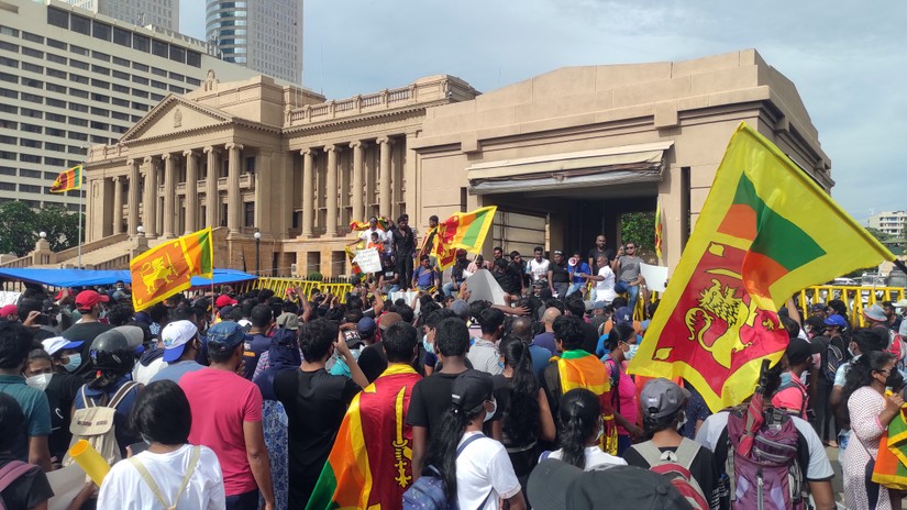 Người dân Sri Lanka biểu tình phản đối trước Phủ Tổng thống hồi tháng 4/2022. Ảnh: AntanO/Wikipedia