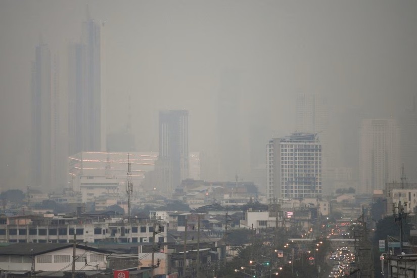 Thủ đô Bangkok, Thái Lan mù mịt trong khói bụi. Ảnh: Reuters