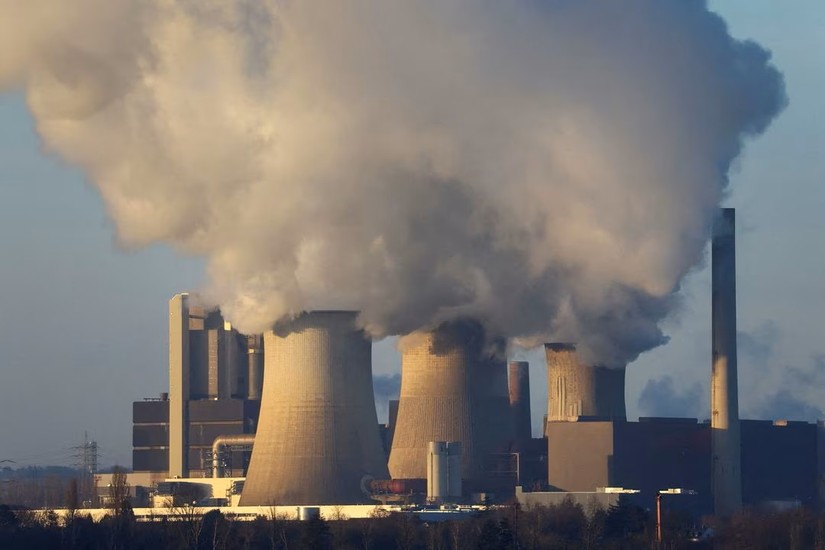 Khí thải từ nhà máy điện than Weisweiler của công ty năng lượng RWE ở Weisweiler, Đức. Ảnh: Reuters
