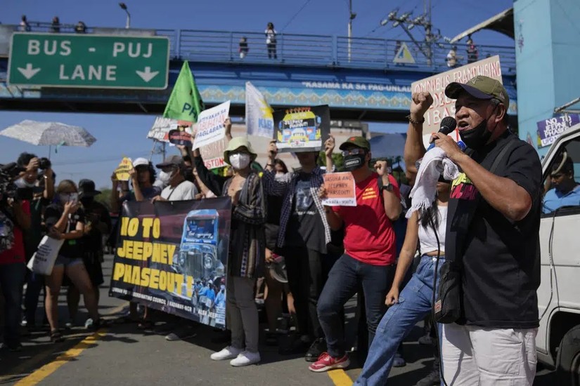 Người biểu tình giơ biển "Nói không với việc loại bỏ xe jeepney" tại Quezon, Philippines. Ảnh: AP