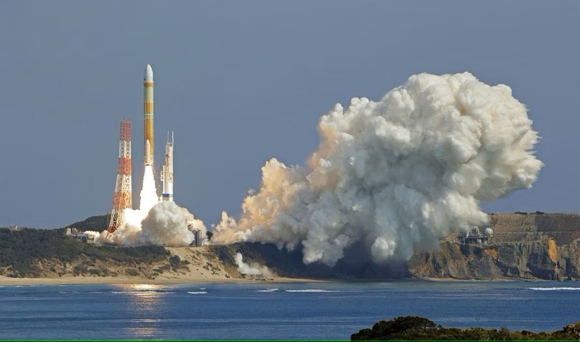 Tên lửa H3 mang theo một vệ tinh quan sát mặt đất cất cánh từ bệ phóng tại Trung tâm vũ trụ Tanegashima trên đảo Tanegashima, tỉnh Kagoshima, tây nam Nhật Bản ngày 7/3/2023. Ảnh: Kyodo