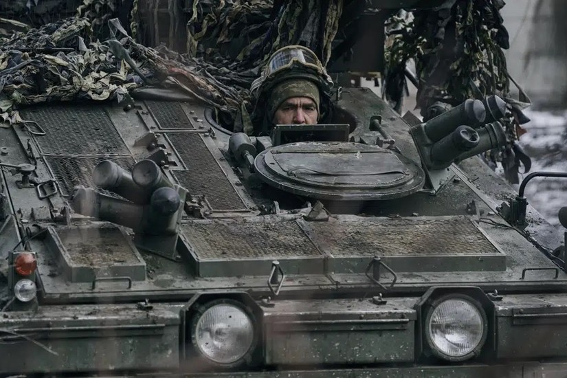 Binh lính Ukraine điều khiển xe bọc thép gần Bakhmut. Ảnh: AP