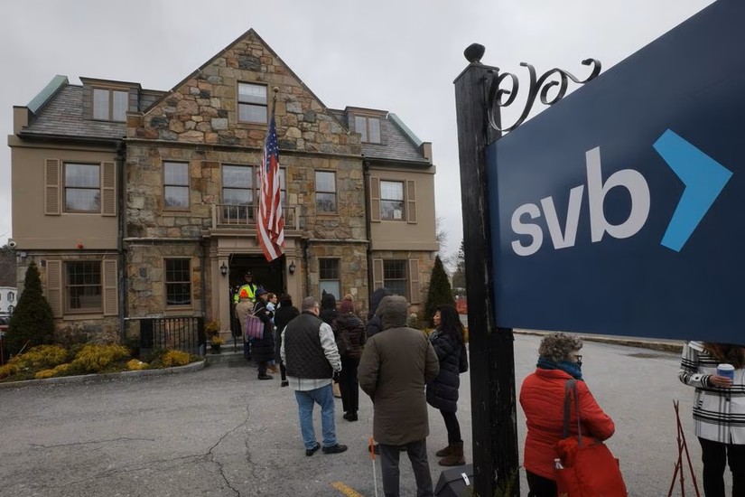 Khách hàng xếp hàng bên ngoài chi nhánh SVB tại Wellesley, Massachusetts, Mỹ chờ rút tiền ngày 13/3. Ảnh: Reuters