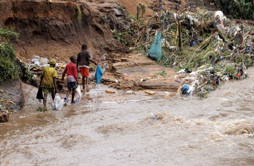 Người dân tìm kiếm các vật phẩm để trục vớt từ sông Nasolo ở thị trấn Ndirande ở Blantyre, Malawi. Ảnh: Reuters