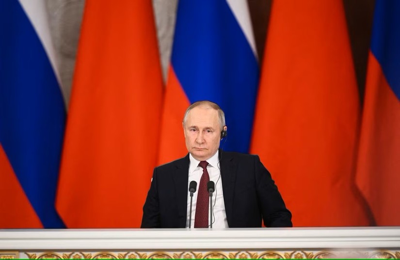 Tổng thống Nga Vladimir Putin cảnh báo Nga sẽ đáp trả tương ứng nếu Anh gửi đạn uranium nghèo cho Ukraine. Ảnh: Reuters