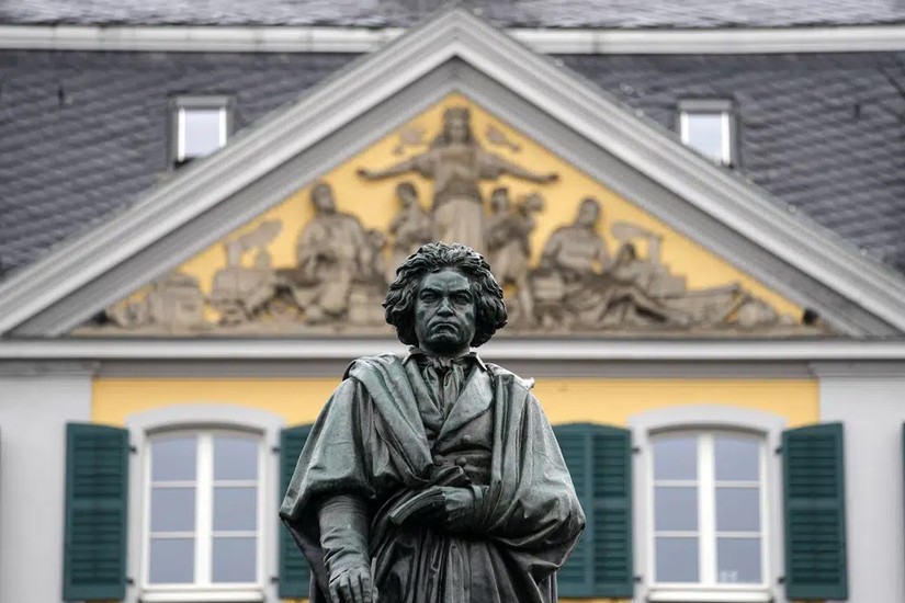 Một bức tượng của nhà soạn nhạc Ludwig van Beethoven ở trung tâm thành phố Bonn nơi ông sinh ra ở Đức. Ảnh: Reuters