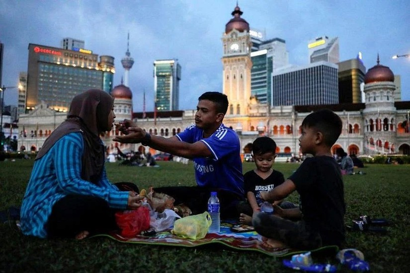 Người dân Malaysia buộc phải tiết kiệm chi tiêu trong tháng lễ Ramadan khi giá cả tăng cao. Ảnh: Reuters