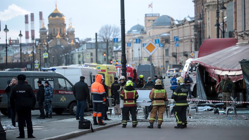 Hiện trường vụ nổ quán cà phê tại St.Petersburg. Ảnh: AP