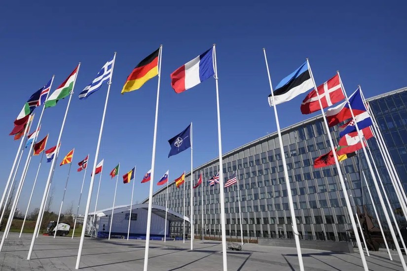 Một cột cờ trống cùng 30 lá cờ của các thành viên NATO trước trụ sở liên minh này tại Brussel ngày 3/4. Ảnh: AP