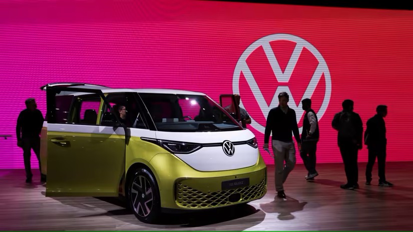 Xe điện id buzz của Volkswagen được trưng bày tại Triển lãm ô tô Los Angeles tháng 11/2022. Ảnh: Reuters