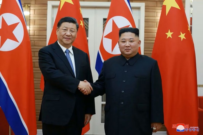 Nhà lãnh đạo Triều Tiên Kim Jong Un bắt tay với Chủ tịch Trung Quốc Tập Cận Bình trong chuyến thăm của ông Tập tới Bình Nhưỡng, Triều Tiên năm 2019. Ảnh: KCNA