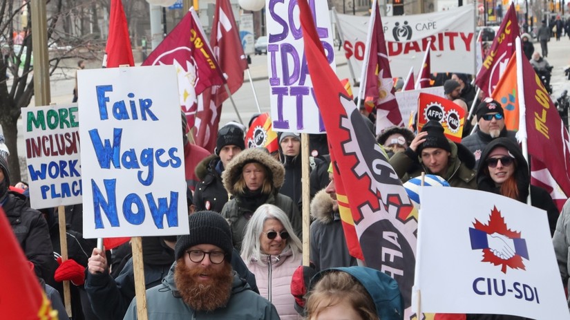 Thành viên công đoàn PSAC biểu tình bên ngoài tòa nhà Hội đồng Ngân khố ở Ottawa, Canada hồi tháng 3/2023. Ảnh: The Canadian Press.