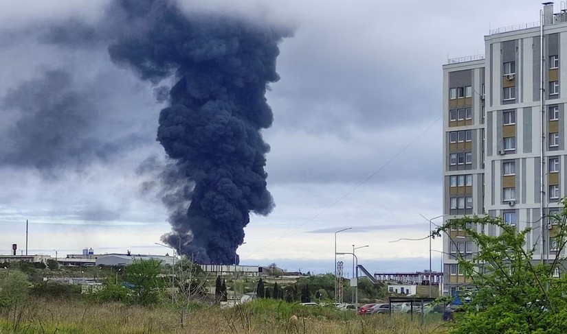 Hiện trường kho chứa dầu tại Sevastopol bốc cháy sau vụ tấn công. Ảnh: Reuters