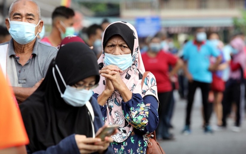 Người dân thành phố Klang, Malaysia xếp hàng chờ xét nghiệm. Ảnh: Reuters