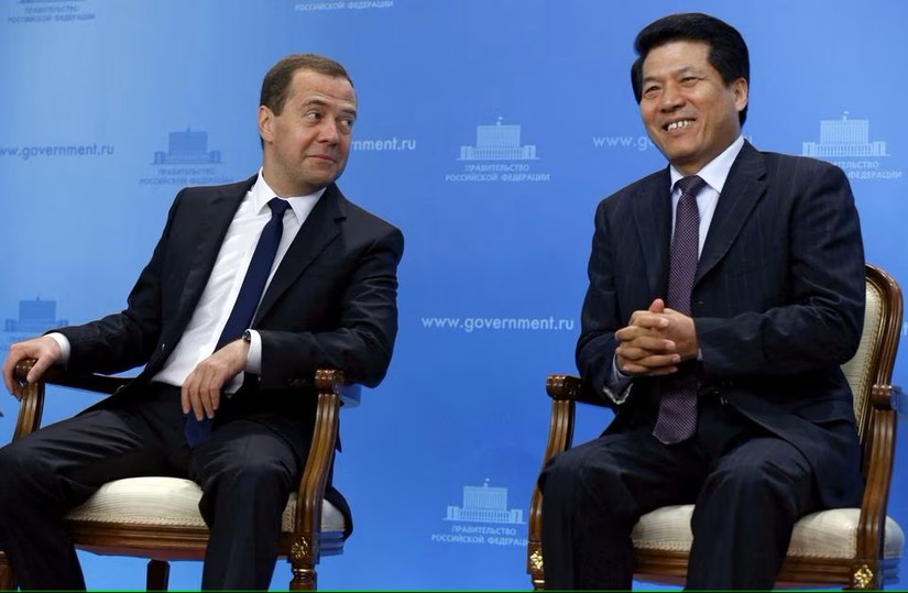 Thủ tướng Nga Dmitry Medvedev ngồi cùng ông Li Hui, lúc bấy giờ là Đại sứ Trung Quốc tại Nga, trong một hội nghị truyền hình liên quan tới đường ống dẫn khí đốt Power of Siberia tại Moscow ngày 29/6/2015. Ảnh: RIA Novosti
