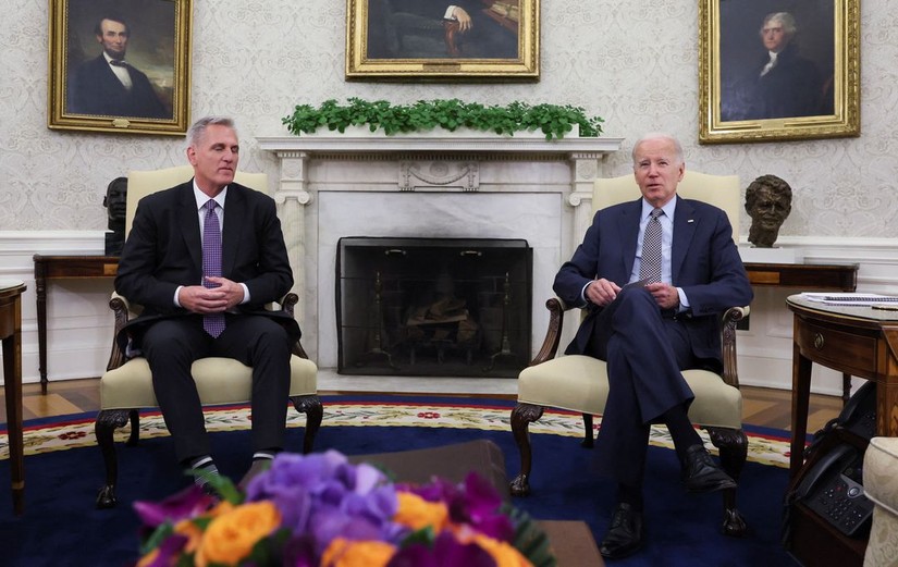 Chủ tịch Hạ viện Kevin McCarthy trong cuộc đàm phán về giới hạn nợ với Tổng thống Mỹ Joe Biden tại Phòng Bầu dục ở Nhà Trắng, Washington ngày 22/5. Ảnh: Reuters