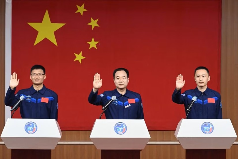 3 thành viên phi hành đoàn Thần Châu 16 (từ trái qua bao gồm Gu Haichao, Jing Haipeng, Zhu Yangzhu). Ảnh: China Daily