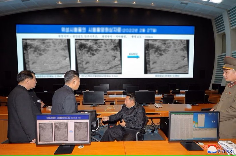 Nhà lãnh đạo Triều Tiên Kim Jong Un kiểm tra Cơ quan Phát triển Hàng không Vũ trụ Quốc gia của Triều Tiên ngày 10/3. Ảnh: KCNA