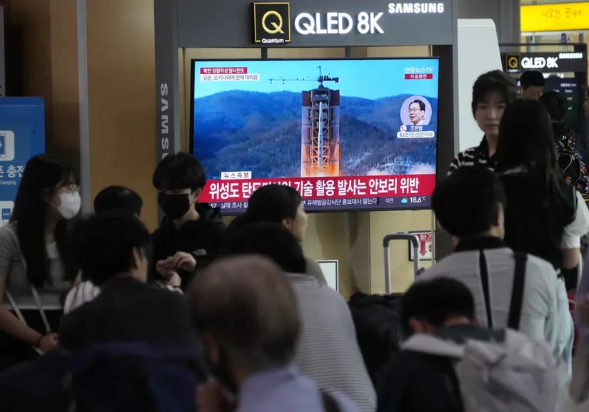 Tin tức về vụ phóng vệ tinh của Triều Tiên được đưa trên TV tại Ga Xe lửa Seoul, Hàn Quốc ngày 31/5. Ảnh: AP
