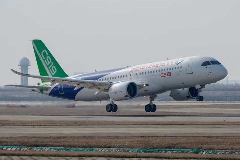 Máy bay C919 trong chuyến bay thử nghiệm đầu tiên tại Sân bay Quốc tế Phố Đông Thượng Hải ở Thượng Hải, Trung Quốc ngày 28/12/2018.