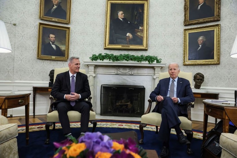 Tổng thống Mỹ Joe Biden và Chủ tịch Hạ viện Kevin McCarthy thảo luận về trần nợ tại Nhà Trắng ngày 22/5. Ảnh: Reuters