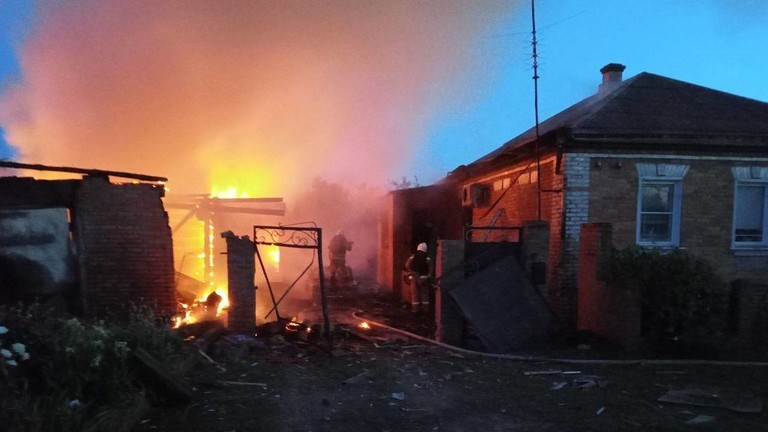 Hậu quả của vụ pháo kích ở làng Sobolevka, Nga, ngày 2/6/2023. Ảnh: Vyacheslav Gladkov/Telegram