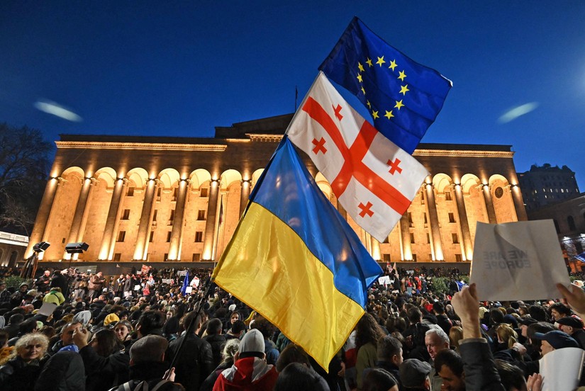 Người dân tập trung tại Tbilisi trước tòa nhà quốc hội Georgia nhằm thể hiện sự ủng hộ với Ukraine hồi tháng 3/2023. Ảnh: Getty Images