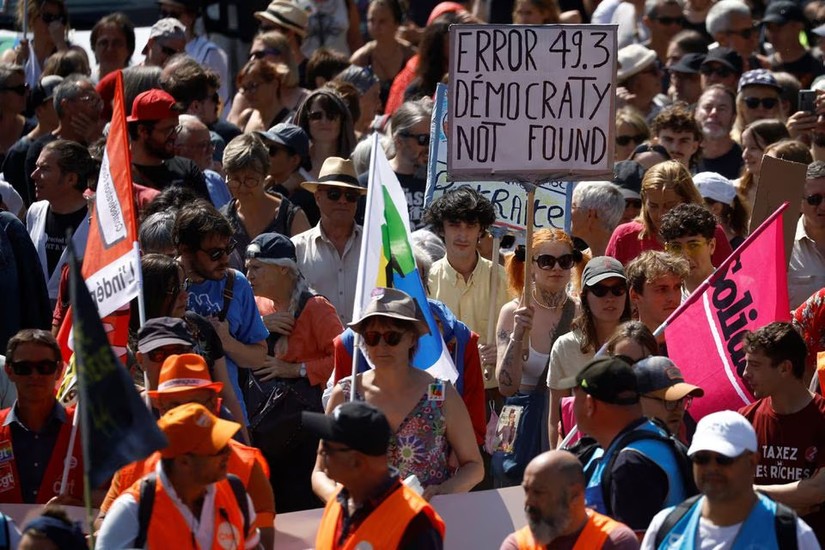 Người biểu tình giơ biểu ngữ "Lỗi 49.3 không tìm thấy dân chủ" tại cuộc biểu tình ngày 6/6 ở Nantes, Pháp nhằm nói tới việc Tổng thống Pháp sử dụng điều 49.3 thông qua dự luật nâng tuổi nghỉ hưu mà không cần bỏ phiếu ở Quốc hội. Ảnh: Reuters