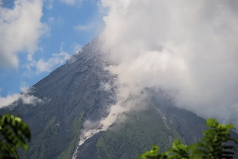 Núi lửa Mayon tại đảo Luzon, Philippines thể hiện các dấu hiệu sắp phun trào. Ảnh: AP