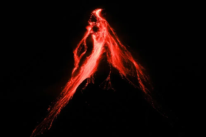 Núi lửa Mayon tại Albay, Philippines bắt đầu phun trào dung nham từ đêm 11/6. Ảnh: AP