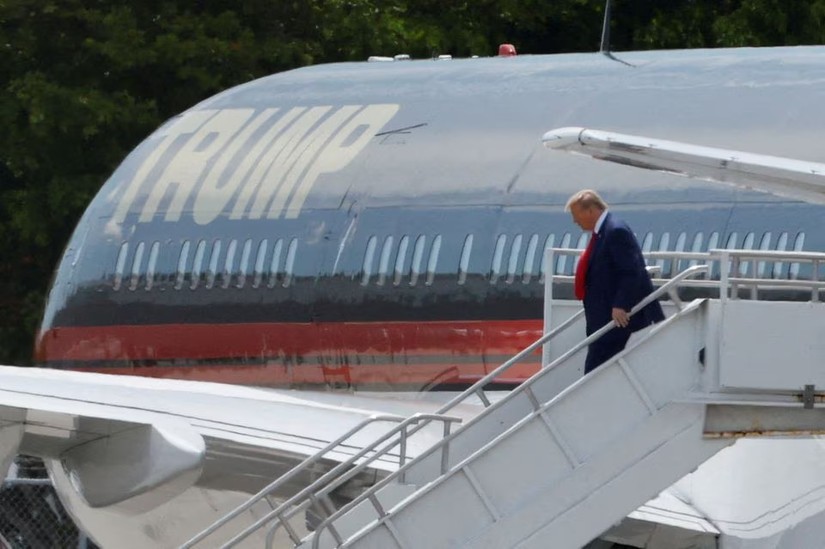 Cựu Tổng thống Mỹ Donald Trump xuất hiện tại Sân bay Quốc tế Miami ngày 12/6 để chuẩn bị trình diện trước tòa. Ảnh: Reuters