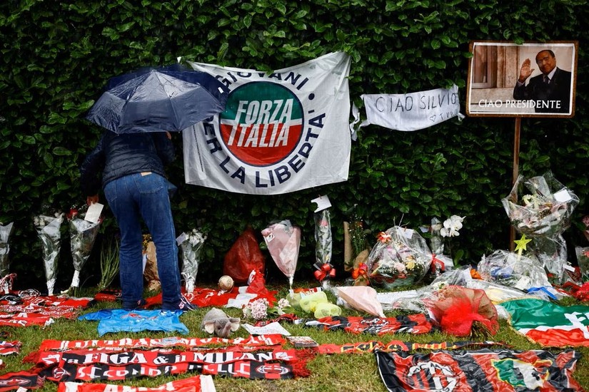 Người dân tưởng niệm cựu Thủ tướng Italy Silvio Berlusconi tại Villa San Martino, nơi ở của ông. Ảnh: Reuters