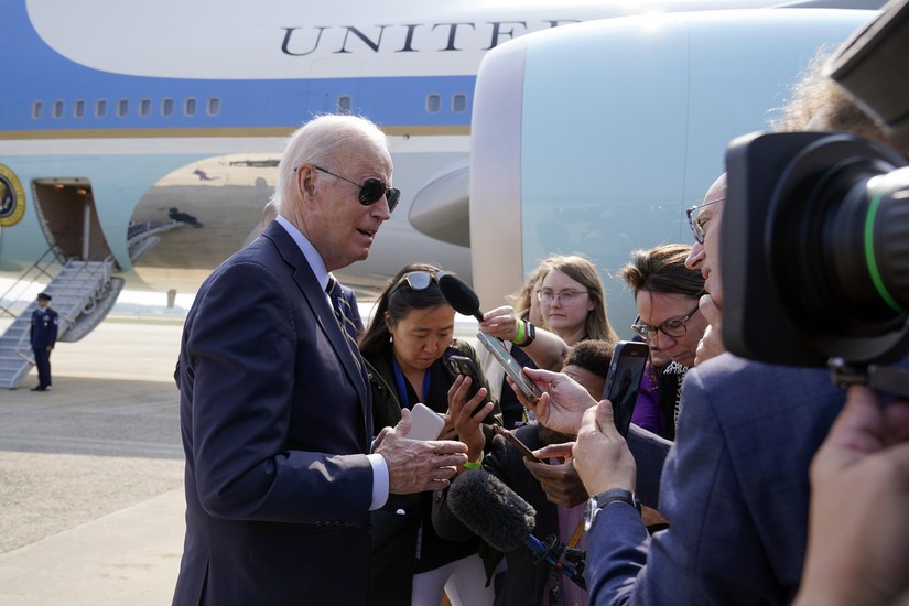 Tổng thống Mỹ Joe Biden trả lời truyền thông ngày 17/6 trước khi lên chuyên cơ Air Force One tại Căn cứ Không quân Andrews, Maryland cho chuyến đi đến Philadelphia. Ảnh: AP
