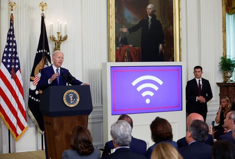 Tổng thống Mỹ Joe Biden công bố chương trình tài trợ quốc gia trị giá 42,45 tỷ USD nhằm để triển khai cơ sở hạ tầng internet tốc độ cao tại Nhà Trắng ở Washington, Mỹ ngày 26/6. Ảnh: Reuters
