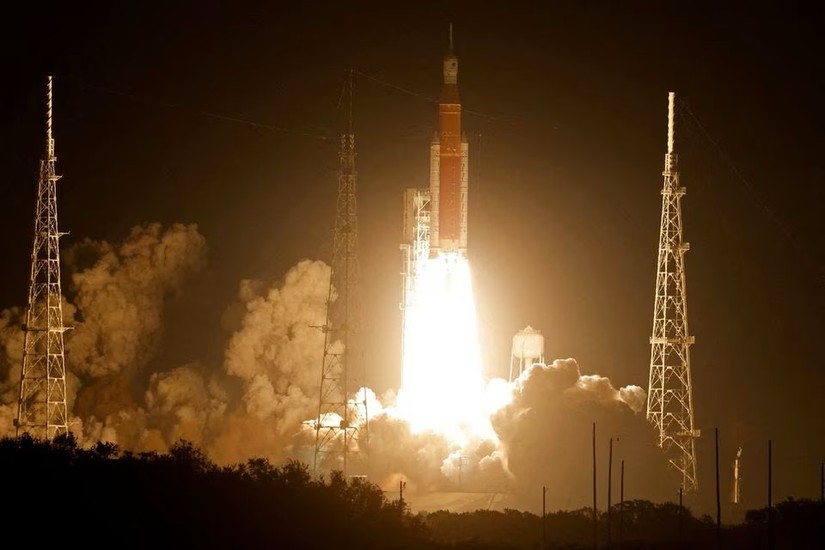 Tên lửa Mặt trăng thế hệ tiếp theo của NASA - tên lửa SLS - cùng tàu Orion cất cánh từ tổ hợp phóng 39-B trong sứ mệnh Artemis I tại Cape Canaveral, Florida, Mỹ ngày 16/11/2022. Ảnh: Reuters