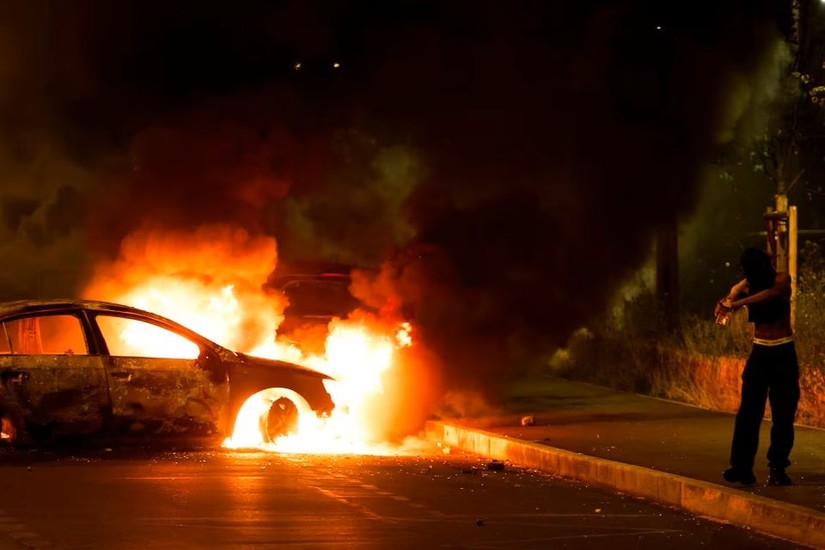 Một chiếc ô tô bị đốt trong đêm bạo loạn thứ 3 tại Nanterre, ngoại ô Paris, Pháp tối ngày 29/6. Ảnh: Reuters