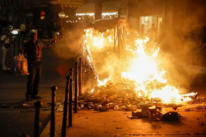 Đồ vật bị đốt trong buổi bạo loạn tối 30/6 tại thủ đô Paris, Pháp. Ảnh: Reuters
