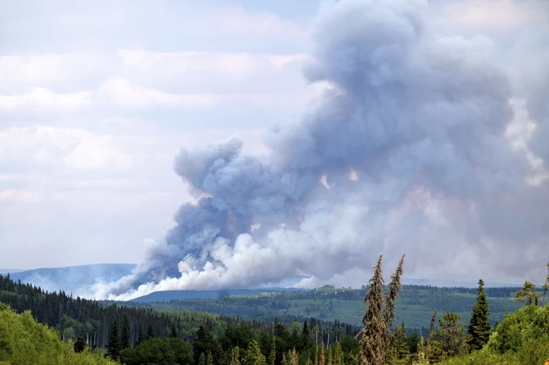 Khói bốc lên từ đám cháy rừng tại Fort St. John, British Columbia, Canada ngày 2/7/2023. Ảnh: AP