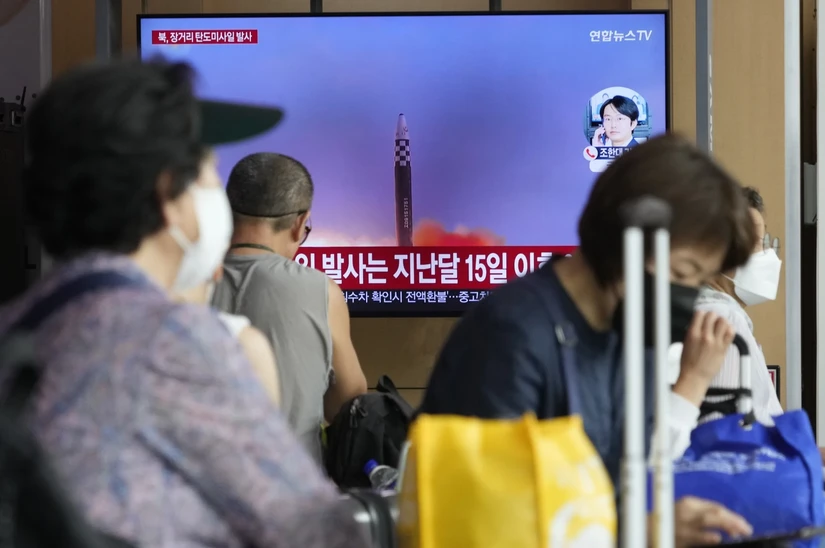 Thông tin về vụ thử tên lửa của Triều Tiên tại Ga Seoul sáng ngày 12/7. Ảnh: AP
