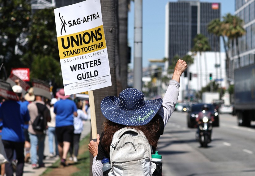 Khoảng 160.000 nghìn diễn viên Hollywood thuộc hiệp hội SAG - AFTRA sẽ cùng tham gia đình công cùng với hiệp hội WAG của các biên kịch bắt đầu từ 14/7. Ảnh: Getty Images