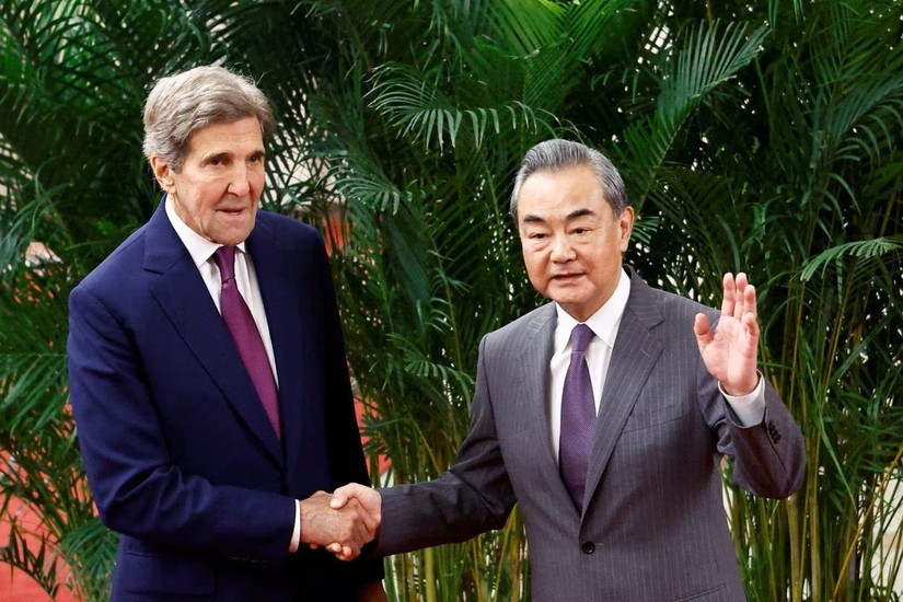 Đặc phái viên của Tổng thống Mỹ về Khí hậu John Kerry và nhà ngoại giao hàng đầu Trung Quốc Vương Nghị bắt tay trước cuộc gặp tại Đại lễ đường Nhân dân ở Bắc Kinh, Trung Quốc ngày 18/7. Ảnh: Reuters