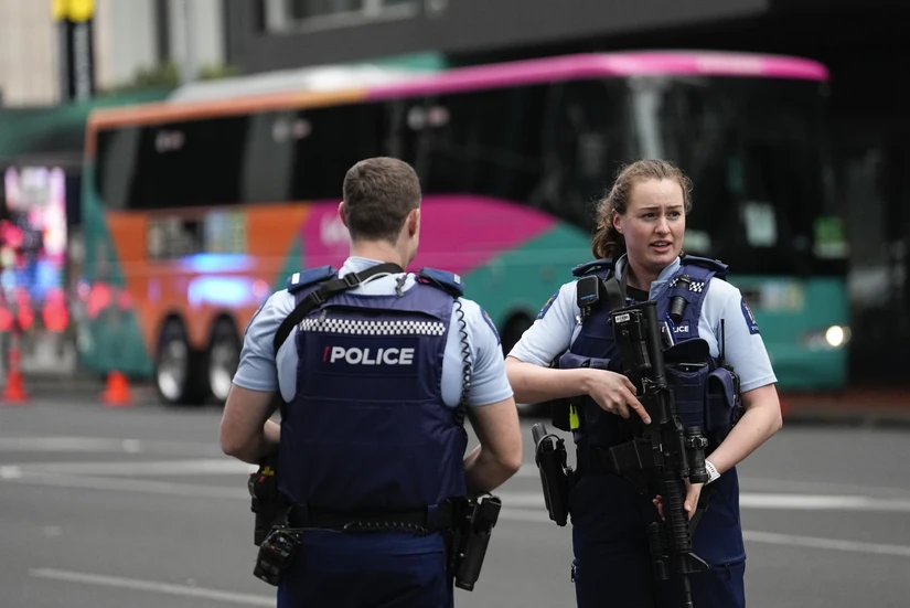 Cảnh sát bên ngoài khách sạn một đội tuyển tham gia FIFA World Cup nữ tại Auckland, New Zealand sau khi vụ xả súng diễn ra ngày 20/7. Ảnh: AP