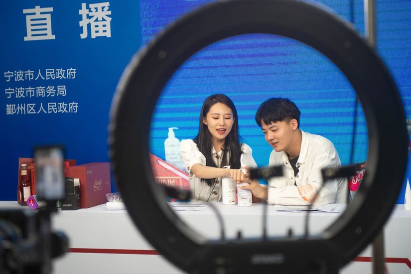 Nhiều livestreamer tại Trung Quốc có khả năng đối mặt với sự cạnh tranh tới từ livestreamer ảo được phát triển dựa trên công nghệ AI tạo sinh với chi phí thấp hơn. Ảnh: Xinhua