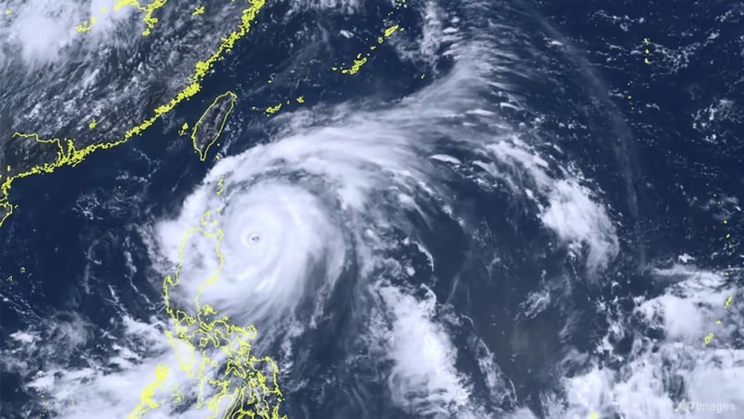 Hình ảnh vệ tinh được chụp bởi Himawari-8 - một vệ tinh thời tiết của Nhật Bản - về bão Doksuri gần phía bắc Philippines ngày 25/7. Ảnh: AP